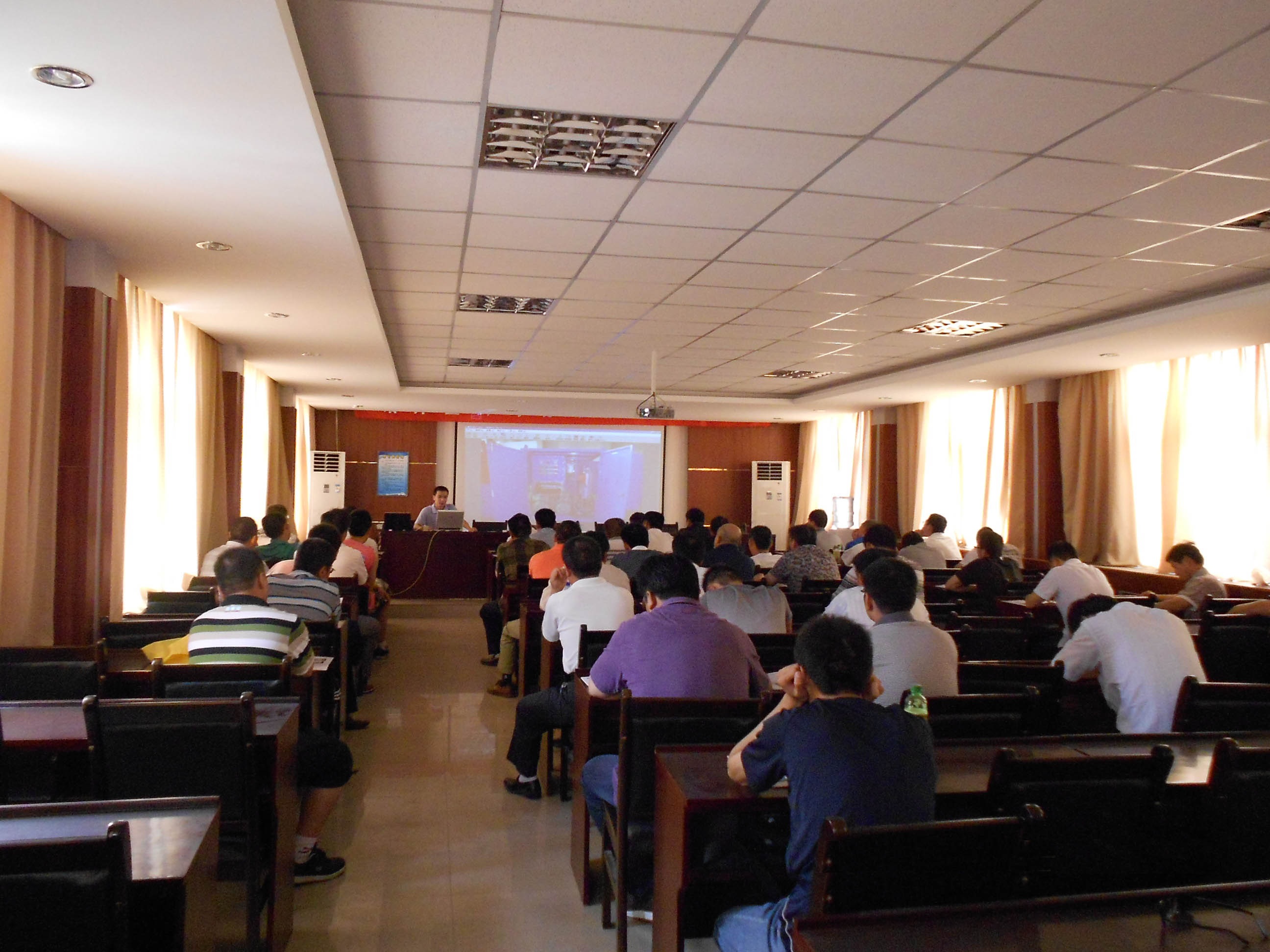 中原培訓(xùn)學(xué)校同華北局交流